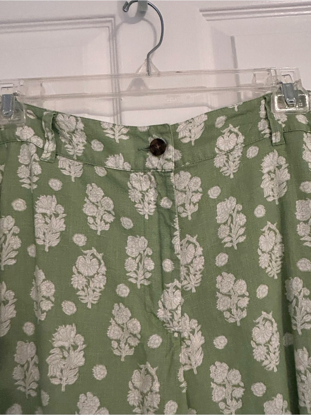 crown & ivy Green and White Floral Cropped Pants - Picture 2 of 5